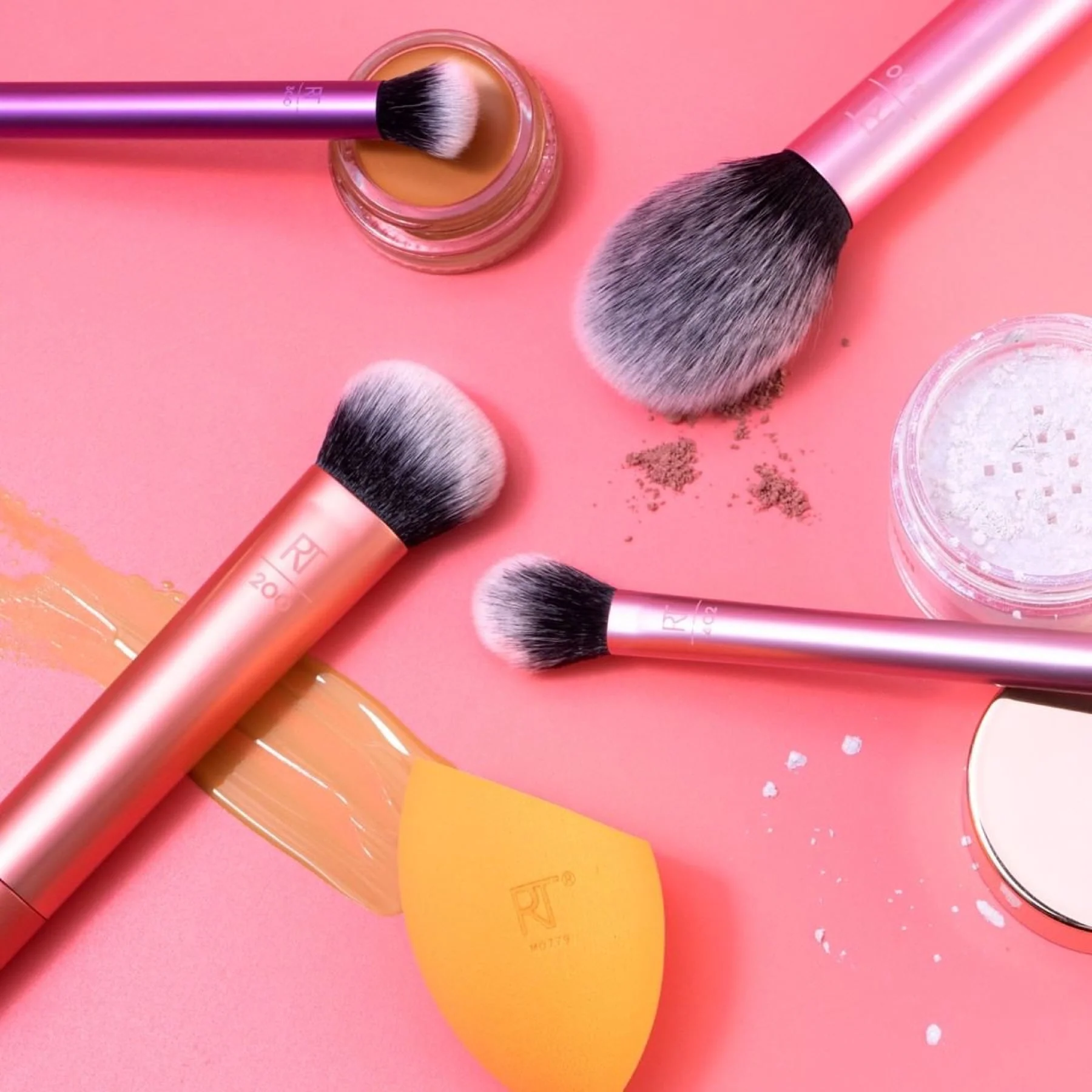 Real Techniques Everyday Essentials Kit with 1 Miracle Complexion Sponge, 5 Piece Set - Image 14