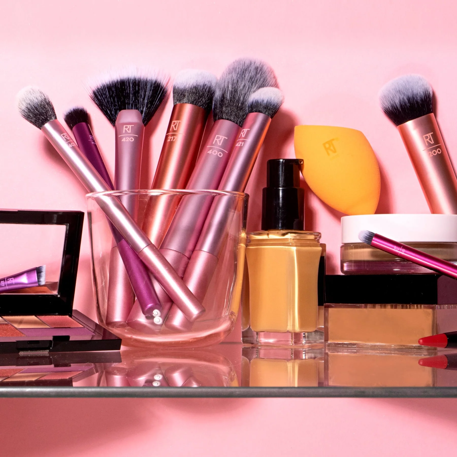 Real Techniques Everyday Essentials Kit with 1 Miracle Complexion Sponge, 5 Piece Set - Image 3