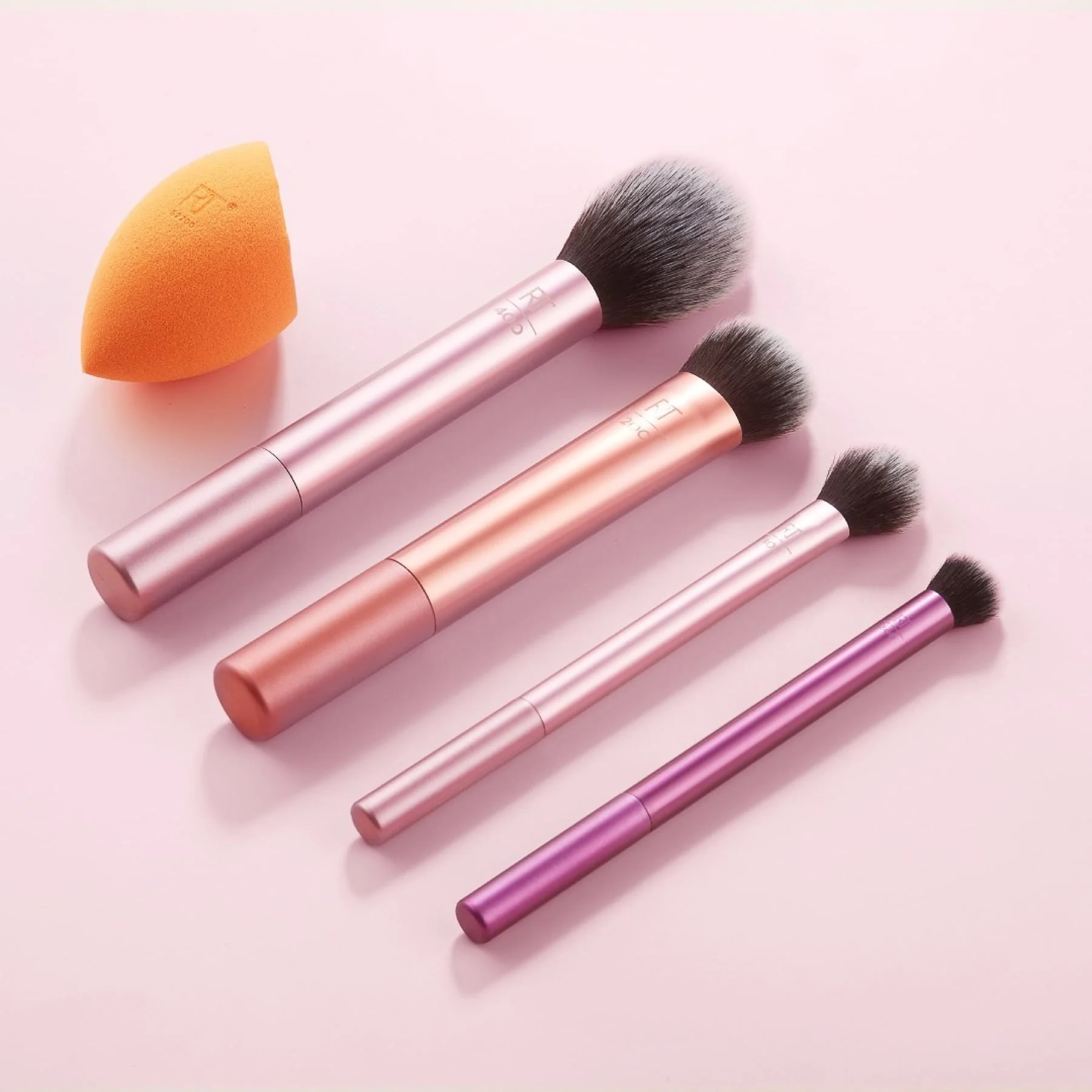 Real Techniques Everyday Essentials Kit with 1 Miracle Complexion Sponge, 5 Piece Set - Image 9