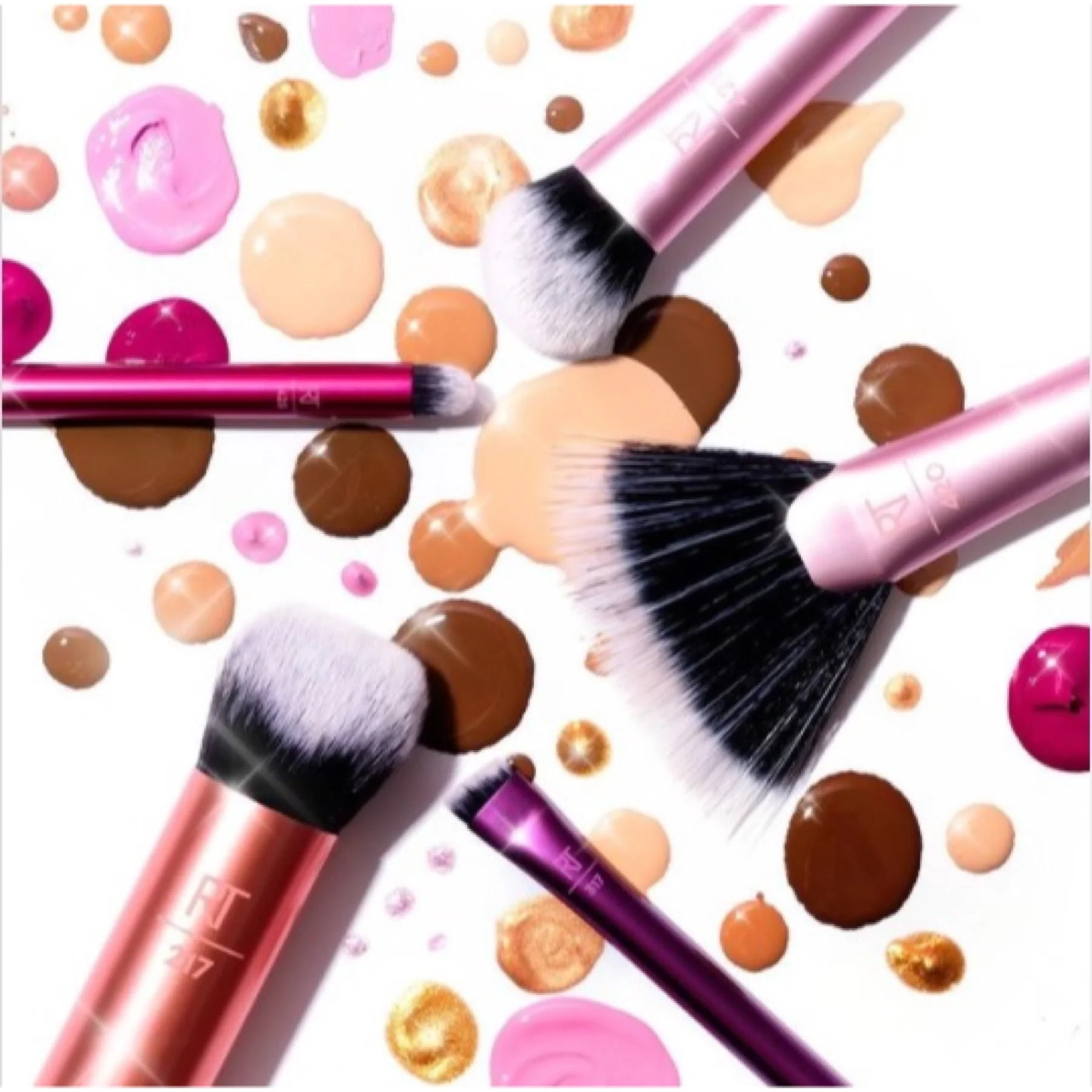 Real Techniques Everyday Essentials Kit with 1 Miracle Complexion Sponge 5pc - Image 8